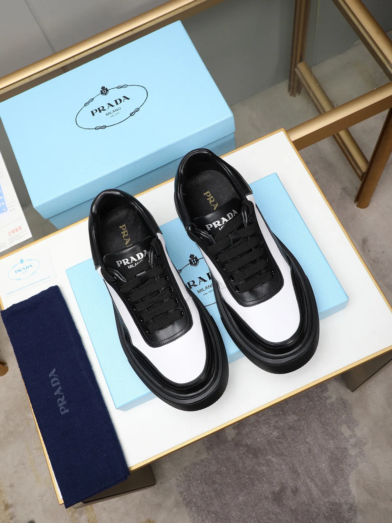Men's shoes 💰500 Prada/Prada Men's new casual shoes, this upper is made of imported calfskin. The outside is decorated with the P family's classic metal triangle enamel logo, with cowhide lining and cowhide for the foot pads. The outsole is made of non-slip sports exclusive rubber outsole with logo, which feels good on the feet. It is a fashionable and fashionable item!  Size: 38-44 (45 customized)